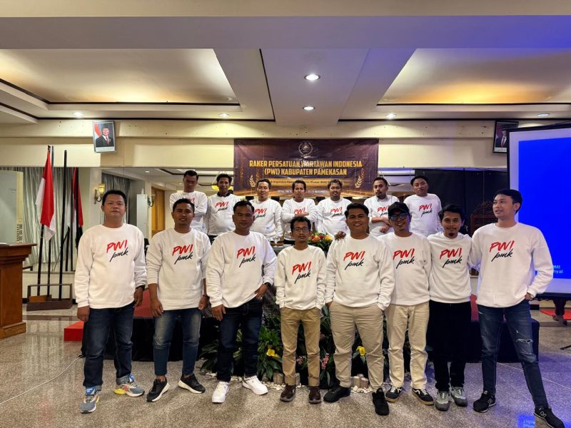 Foto Bersama setelah pembahasan Rapat Kerja (Raker) PWI Pamekasan.