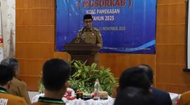Bupati Pamekasan, kh Kholilurrahman saat membuka acara Musorkab Koni Pamekasan.