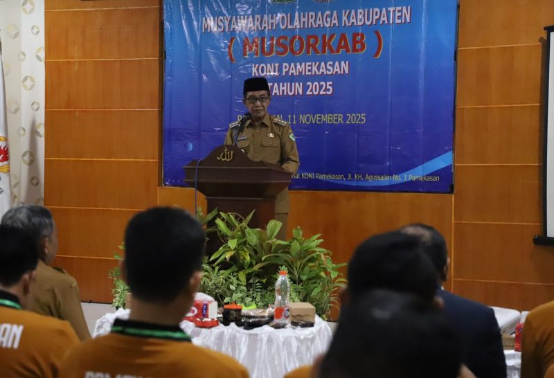 Bupati Pamekasan, kh Kholilurrahman saat membuka acara Musorkab Koni Pamekasan.