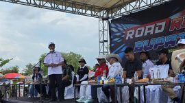Bupati Pamekasan, KH Kholilurrahman saat memberikan sambutan diacara pembukaan Kejurprov Road Race 2025.