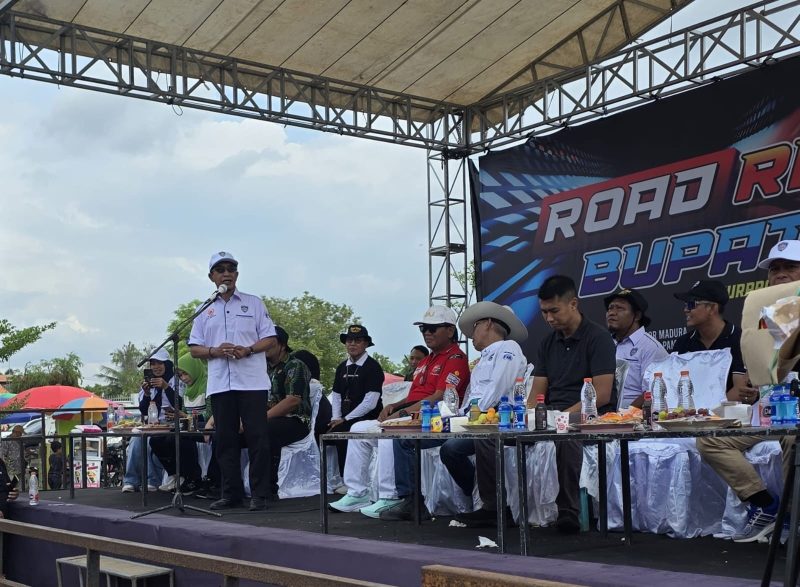 Bupati Pamekasan, KH Kholilurrahman saat memberikan sambutan diacara pembukaan Kejurprov Road Race 2025.