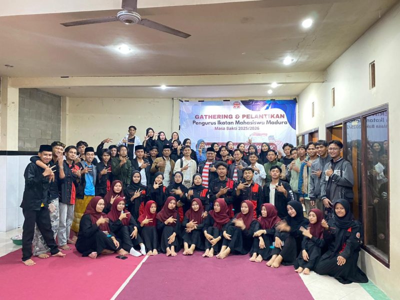 Foto bersama Ikatan Mahasiswa Madura (IKMA) Universitas KH. Abdul Chalim Mojokerto.