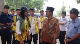 Bupati Pamekasan, KH Kholilurrahman saat menyambut kedatangan PUPR RI di Pasar Kolpajung.