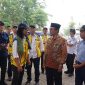 Bupati Pamekasan, KH Kholilurrahman saat menyambut kedatangan PUPR RI di Pasar Kolpajung.