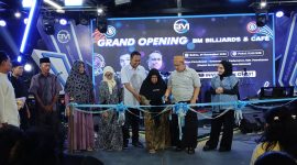Peresmian BM Billiards & Cafe ditandai dengan pemotongan pita oleh Haji Her bersama ibunya.