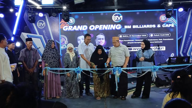 Peresmian BM Billiards & Cafe ditandai dengan pemotongan pita oleh Haji Her bersama ibunya.