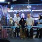 Peresmian BM Billiards & Cafe ditandai dengan pemotongan pita oleh Haji Her bersama ibunya.