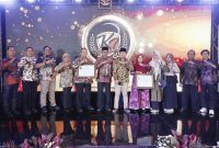 Bupati Pamekasan, KH Kholilurrahman saat menerima penghargaan Kabupaten Informatif pada ajang KI Awards Jawa Timur 2025.