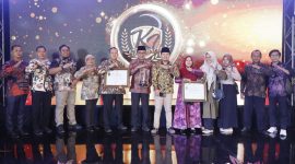 Bupati Pamekasan, KH Kholilurrahman saat menerima penghargaan Kabupaten Informatif pada ajang KI Awards Jawa Timur 2025.