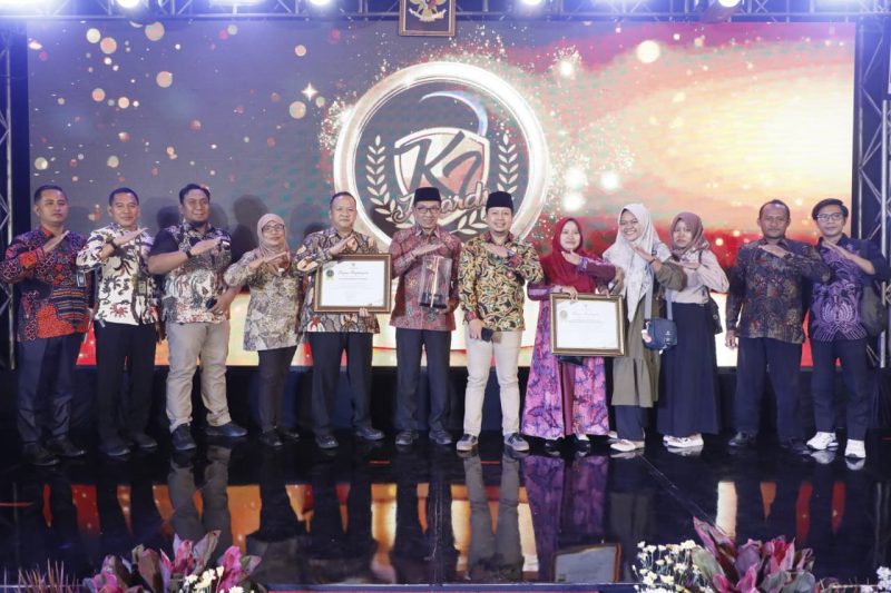 Bupati Pamekasan, KH Kholilurrahman saat menerima penghargaan Kabupaten Informatif pada ajang KI Awards Jawa Timur 2025.