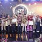 Bupati Pamekasan, KH Kholilurrahman saat menerima penghargaan Kabupaten Informatif pada ajang KI Awards Jawa Timur 2025.