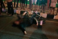 Seorang pemuda ditemukan tergeletak bersimbah darah di jalan raya depan masjid.