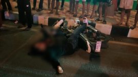 Seorang pemuda ditemukan tergeletak bersimbah darah di jalan raya depan masjid.