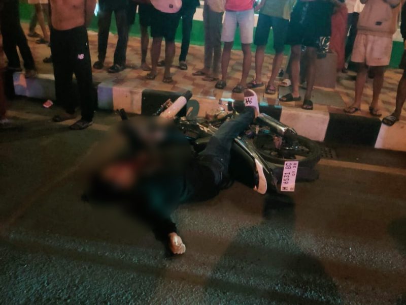 Seorang pemuda ditemukan tergeletak bersimbah darah di jalan raya depan masjid.