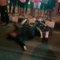 Seorang pemuda ditemukan tergeletak bersimbah darah di jalan raya depan masjid.