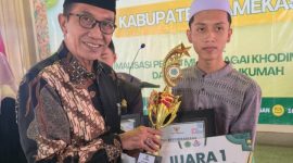Bupati Pamekasan, KH Kholilurrahman menyerahkan piagam penghargaan kepada pemenang lomba.
