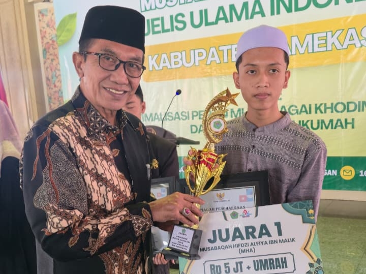 Bupati Pamekasan, KH Kholilurrahman menyerahkan piagam penghargaan kepada pemenang lomba.