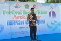 Foto bersama Bupati Pamekasan, KH Kholilurrahman didampingi Wakil Bupati, Sukriyanto dan Sekretaris Daerah, Masrukin bersama panitia pelaksana.