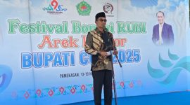 Foto bersama Bupati Pamekasan, KH Kholilurrahman didampingi Wakil Bupati, Sukriyanto dan Sekretaris Daerah, Masrukin bersama panitia pelaksana.
