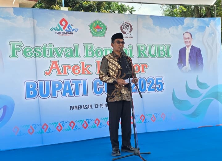 Foto bersama Bupati Pamekasan, KH Kholilurrahman didampingi Wakil Bupati, Sukriyanto dan Sekretaris Daerah, Masrukin bersama panitia pelaksana.