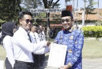 Bupati Pamekasan, KH Kholilurrahman saat menyerahkan salinan SK pengangkatan ASN PPPK Paruh Waktu.