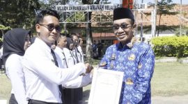 Bupati Pamekasan, KH Kholilurrahman saat menyerahkan salinan SK pengangkatan ASN PPPK Paruh Waktu.