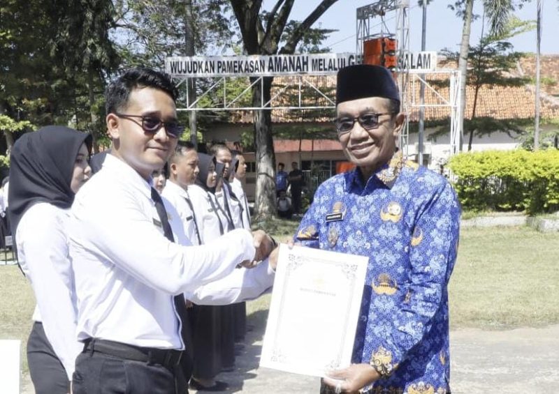 Bupati Pamekasan, KH Kholilurrahman saat menyerahkan salinan SK pengangkatan ASN PPPK Paruh Waktu.