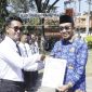 Bupati Pamekasan, KH Kholilurrahman saat menyerahkan salinan SK pengangkatan ASN PPPK Paruh Waktu.