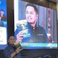 Prengki Wirananda tengah menunjukkan buku yang baru saja diluncurkan.