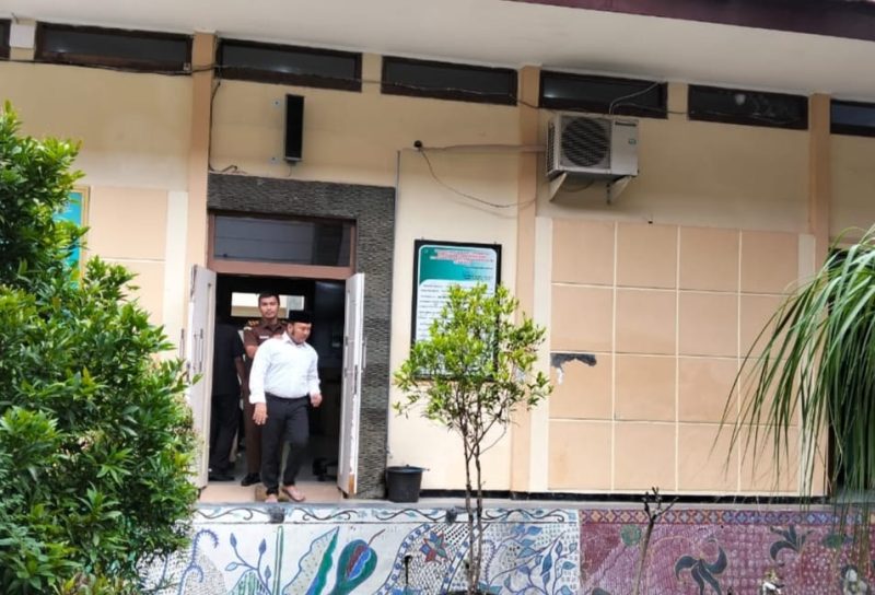 Zainal Arifin tampak keluar dari ruang sidang usai mengikuti sidang vonis.