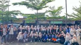 Foto bersama sebelum melakukan aksi Galang dana.
