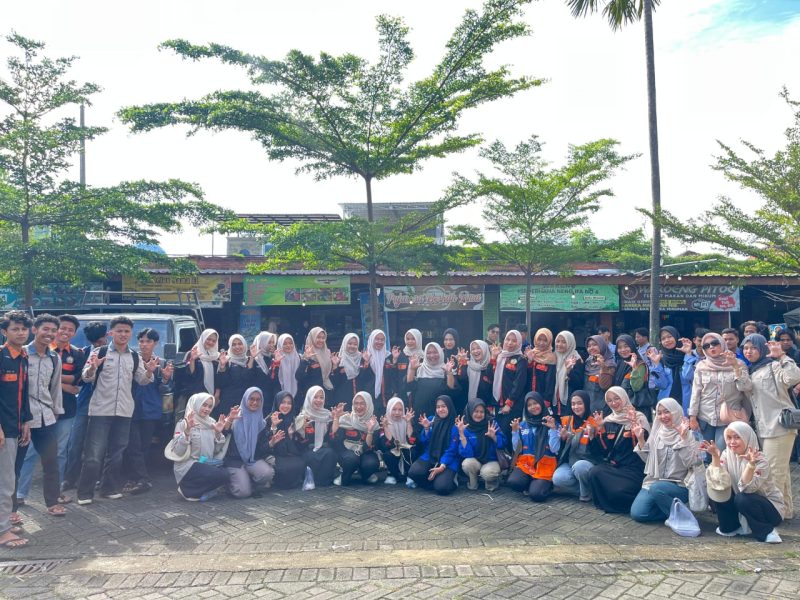 Foto bersama sebelum melakukan aksi Galang dana.