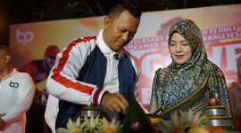 Prosesi pemotongan tumpeng oleh Ketua BIP, Ali Zainal Abidin didampingi sang istri.