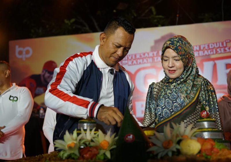 Prosesi pemotongan tumpeng oleh Ketua BIP, Ali Zainal Abidin didampingi sang istri.