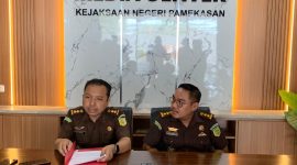 Kasi Pidsus, Ali Munif dan Kasi Intel Ardian Junaedi saat menggelar konferensi pers.