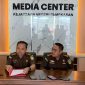 Kasi Pidsus, Ali Munif dan Kasi Intel Ardian Junaedi saat menggelar konferensi pers.