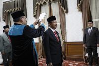 Taufiqurrachman saat mengambil sumpah jabatan sebagai Pj Sekda Pamekasan.