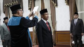 Taufiqurrachman saat mengambil sumpah jabatan sebagai Pj Sekda Pamekasan.