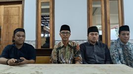 Pengasuh Pesantren Sumber Bungur, RK. Abdullah Achmad Madani kanan, dan Kepala MTsN 3 Pamekasan, Agus Budi Hariyanto tengah saat memberikan klarifikasi.