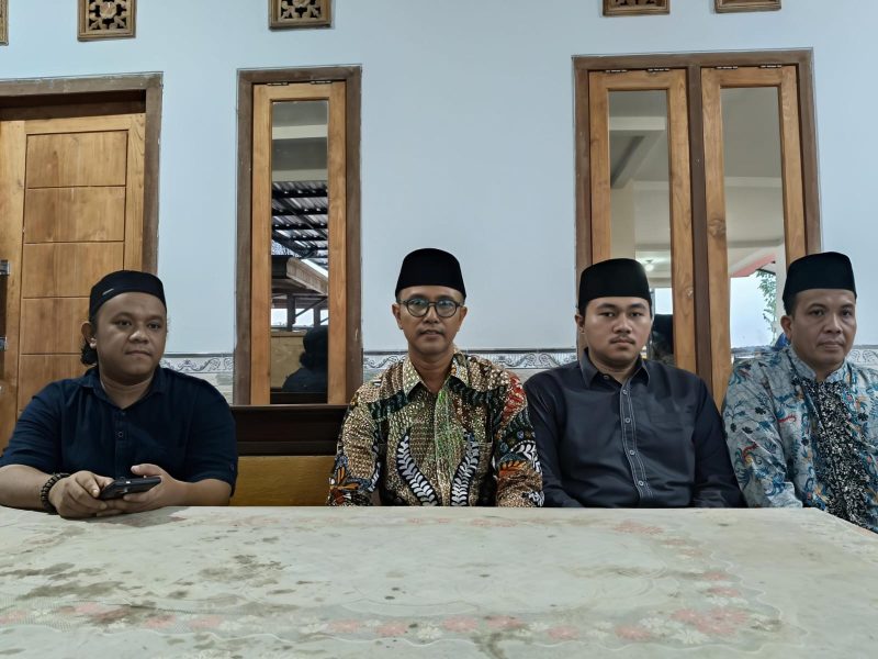 Pengasuh Pesantren Sumber Bungur, RK. Abdullah Achmad Madani kanan, dan Kepala MTsN 3 Pamekasan, Agus Budi Hariyanto tengah saat memberikan klarifikasi.