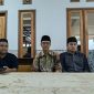 Pengasuh Pesantren Sumber Bungur, RK. Abdullah Achmad Madani kanan, dan Kepala MTsN 3 Pamekasan, Agus Budi Hariyanto tengah saat memberikan klarifikasi.