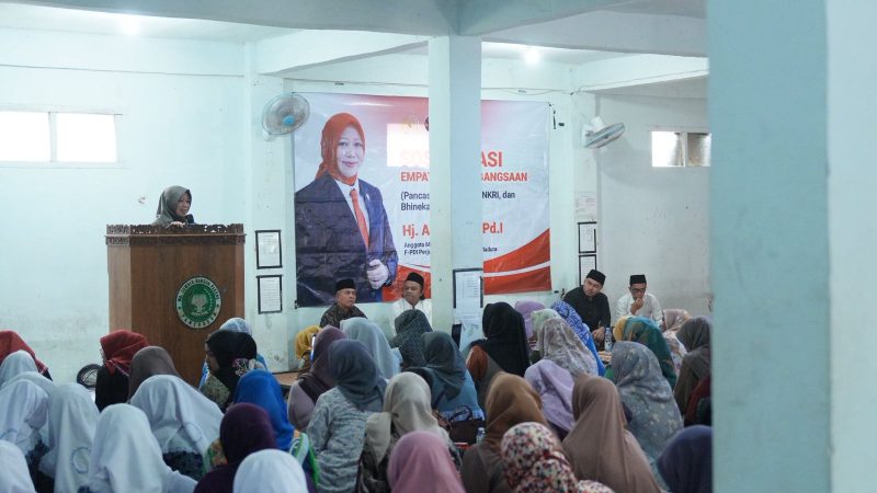 Anggota MPR RI Fraksi PDI Perjuangan Dapil Jatim XI Madura, Hj. Ansari, saat menggelar Sosialisasi 4 Pilar Kebangsaan di Madrasah Aliyah (MA) Pondok Pesantren Sumber Bungur, Kecamatan Pakong, Kabupaten Pamekasan.