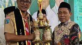 Kantor Kementerian Agama Kabupaten Pamekasan, kepada Kepala MTsN 3 Pamekasan dalam seremoni penyerahan hadiah di GOR Ronggosukowati.
