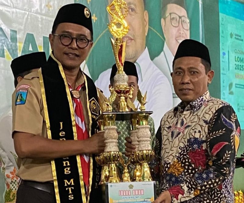 Kantor Kementerian Agama Kabupaten Pamekasan, kepada Kepala MTsN 3 Pamekasan dalam seremoni penyerahan hadiah di GOR Ronggosukowati.