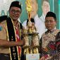 Kantor Kementerian Agama Kabupaten Pamekasan, kepada Kepala MTsN 3 Pamekasan dalam seremoni penyerahan hadiah di GOR Ronggosukowati.