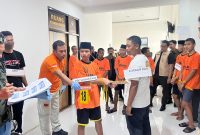 Rekontruksi mengungkap secara detail detik-detik tawuran berdarah yang menewaskan dua orang di depan Masjid Agung Asy-Syuhada.