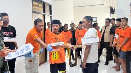 Rekontruksi mengungkap secara detail detik-detik tawuran berdarah yang menewaskan dua orang di depan Masjid Agung Asy-Syuhada.