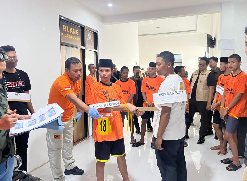 Rekontruksi mengungkap secara detail detik-detik tawuran berdarah yang menewaskan dua orang di depan Masjid Agung Asy-Syuhada.