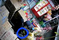 Aksi pencurian terekam cctv.