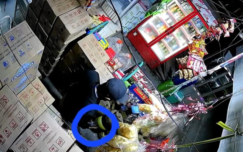 Aksi pencurian terekam cctv.